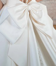 Load image into Gallery viewer, ABW0022 “Lillian Bow”

