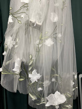 Load image into Gallery viewer, AVL0189 White Lilly Floral
